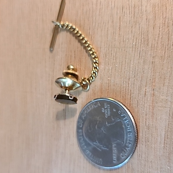 Vintage tie tack with gold tone and faux stone - Picture 4 of 5